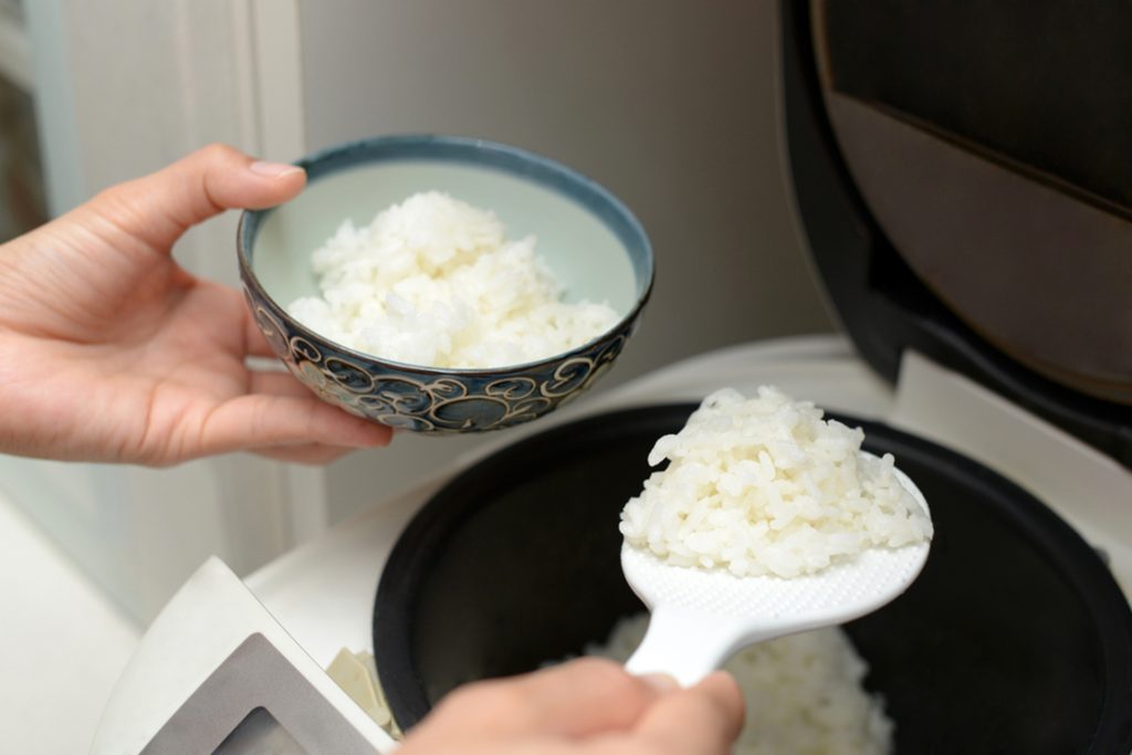 Cara Menanak Nasi di Kompor